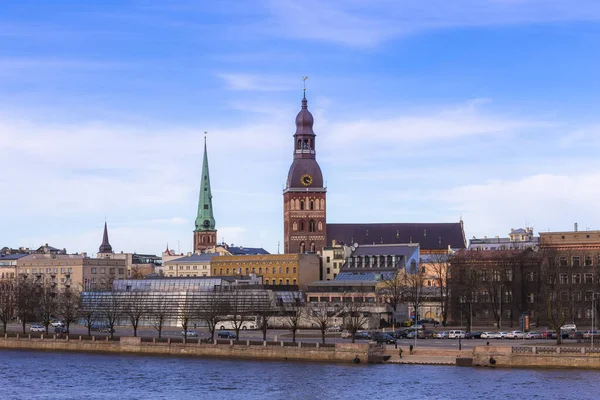 Riga Letonia Terraplén Del Río Daugava Catedral Cúpula Fondo Del —  Fotos de Stock