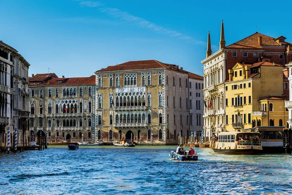 Venedig Italien Oktober 2014 Canal Grande Und Verkehr Auf Ihm lizenzfreie Stockbilder