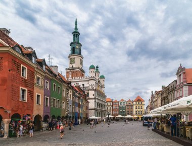 POLAND, POZNAN-AĞUSTOS 04, 2014: Eski Pazar Meydanı Eski binalar, sokak kafeleri, yürüyen turistler ve eski belediye binası