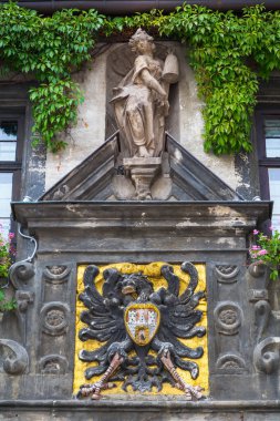 Almanya, Quedlinburg - Eski belediye binasının ön cephesinin bir parçası, Gotik tarzda 14. yüzyılın başlarında inşa edilmiş, Bolluk Tanrıçası Abundantia 'nın heykeli ve Quedlinburg şehrinin arması ile