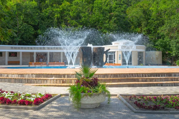 Russland Zhelesnovodsk August 2021 Smirnovsky Mineralwasserquelle Kurpark Mit Brunnen Vordergrund — Stockfoto