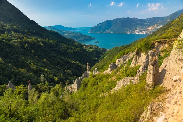Zone Rock Piramitleri - peri bacaları, haydutlar Anıtı kayalar (Tebeşir Piramitleri) - ISEO Gölü Lombardi İtalya