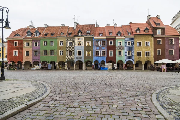 Uma fileira de casas do século XVI no antigo mercado de Pozna — Fotografia de Stock