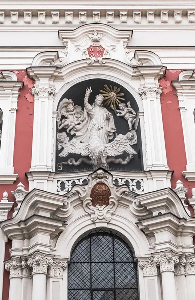 A escultura na fachada da igreja — Fotografia de Stock