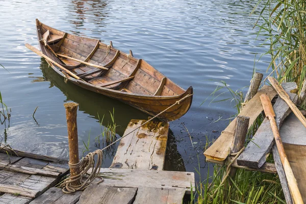 Holzboot an der Seebrücke — Stockfoto