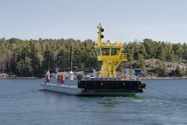 Pequeño ferry pasa la máquina — Foto de Stock