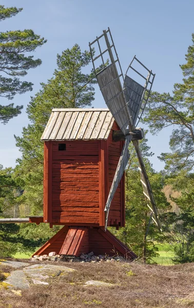 古老的风车在一座小山 — 图库照片