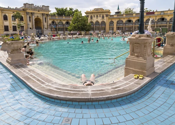 Szechenyi Açık Yüzme havuzunda rahatlayın — Stok fotoğraf