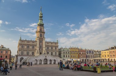 Eski Belediye Binası ile merkezi kare