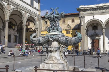 Floransa'da Santissima Annunziata meydanında fıskiye 