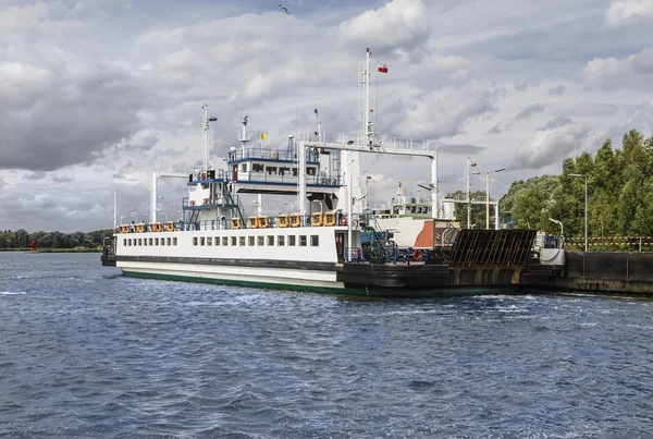 Färja med bilar flyter över floden — Stockfoto