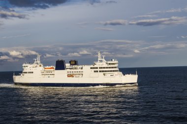 Boğazı yelken bir feribot