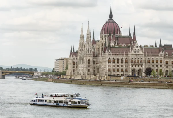 Pleasure boat on the Danube — Stock Photo, Image