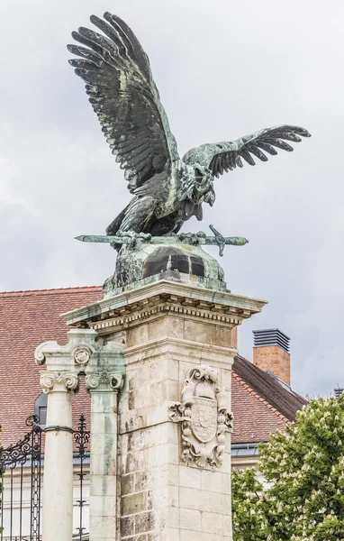 Skulptur des Adlers mit Schwert — Stockfoto