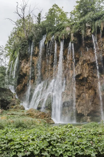 Uma das mais belas cachoeiras dos Lagos Plitvice — Fotografia de Stock