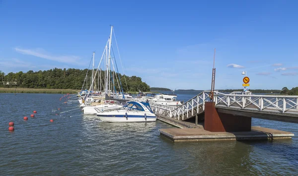 Weiße Yachten und Motorboote — Stockfoto