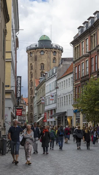 Street Kobmagergade and a round tower — Stock Photo, Image