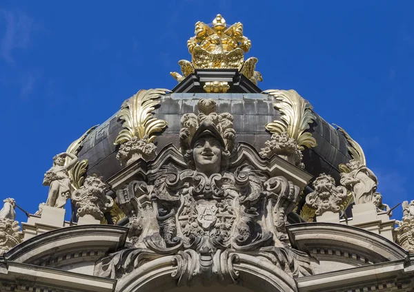 Moldingi dekoracyjne na szczycie bramy Zwinger — Zdjęcie stockowe