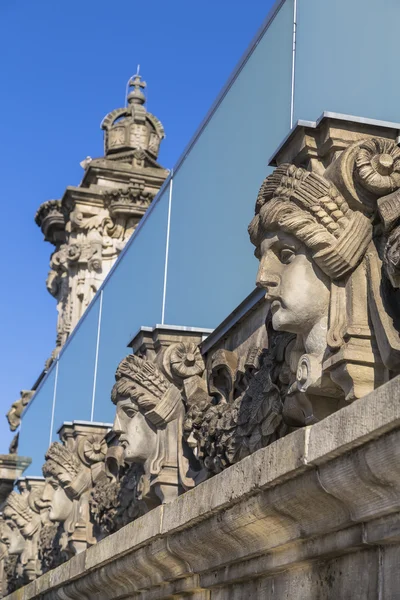 De bas-reliëf op de kroonlijst van het gebouw van de Bondsdag — Stockfoto