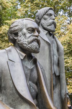 Karl Marx ve Friedrich Engels anıt