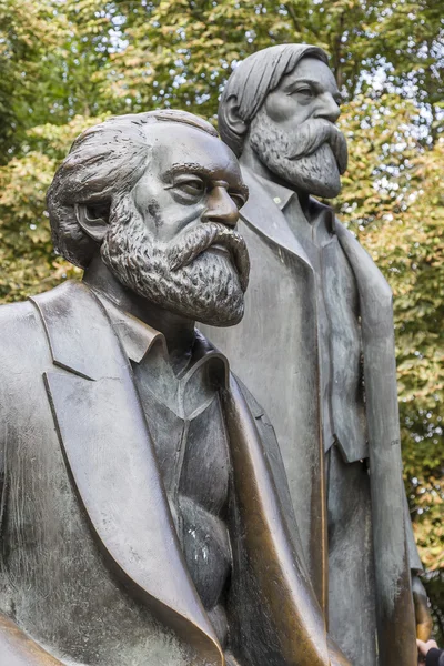 Karl Marx ve Friedrich Engels anıt — Stok fotoğraf