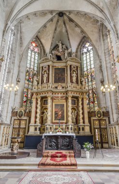Kilise klasik Barok tarzında yüksek sunak 