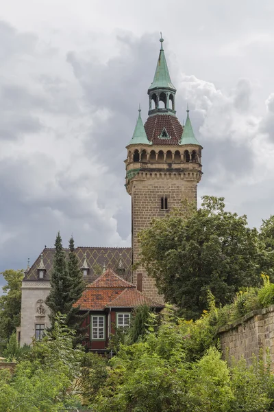 Antigo assento com torre de pedra alta — Fotografia de Stock