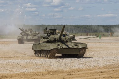 gösteriler üzerinde Rus tankları