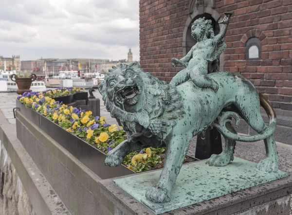 Menino em um leão da Câmara Municipal de Estocolmo — Fotografia de Stock