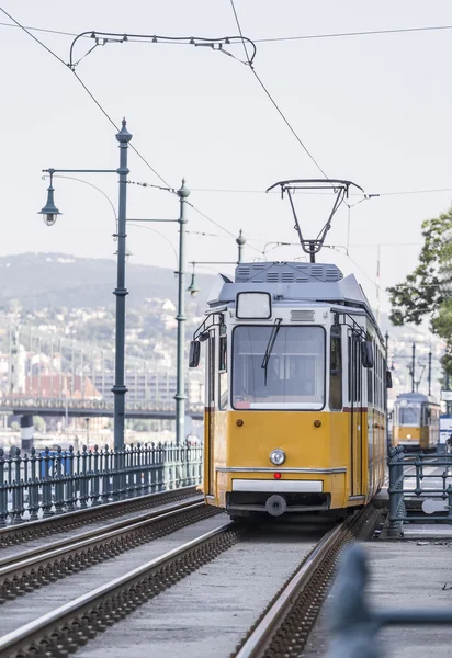 Gelbe Straßenbahnfahrt auf den Schienen — Stockfoto