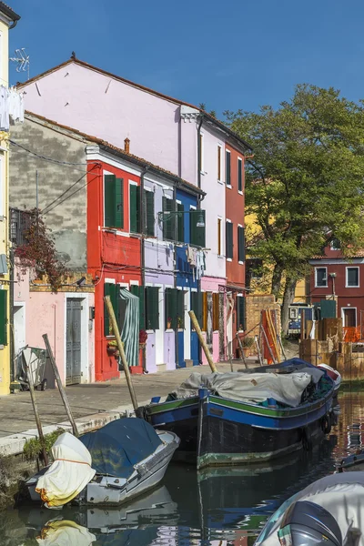 Canal à beira-mar na ilha Burano — Fotografia de Stock