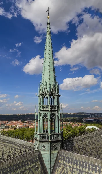 Bir St Vitus Katedrali kulenin sivri — Stok fotoğraf