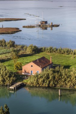 Eski bir ev ile manzara