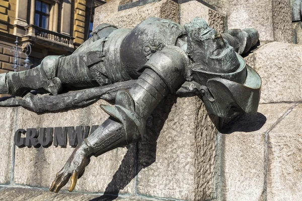 Chevalier vaincu sur le monument à la bataille de Grunwald — Photo