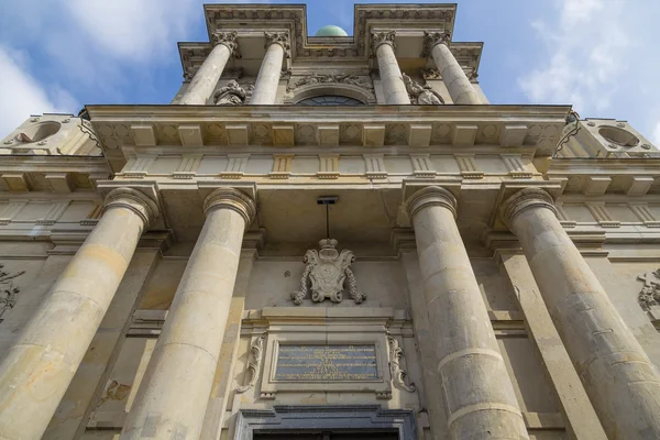 Фасад церкви кармелитов — стоковое фото