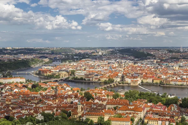 Panorama van de oude stad met de Petrin-toren — Stockfoto