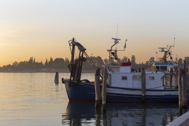  küçük tekne rıhtımda günbatımında olduğunu.