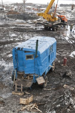 İnşaat alanında mavi vagon ile