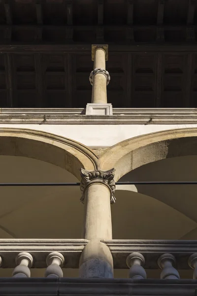 Columnas en el patio del Wawel — Foto de Stock