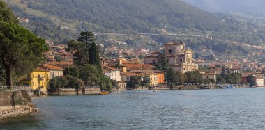 Lake Iseo üzerinde küçük bir kasaba