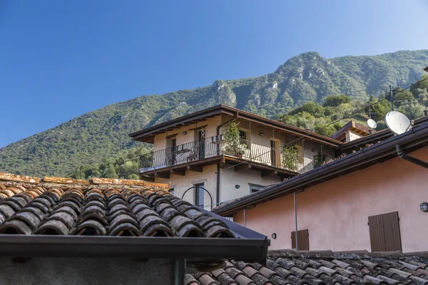Pequeña casa con techo de pizarra en las montañas —  Fotos de Stock