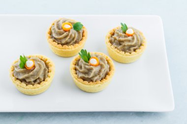 Tuzlu mini tartlets baba ganoush ile doldurulmuş