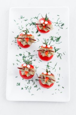Patlıcan baba ganoush ile birçok küçük domates dolması