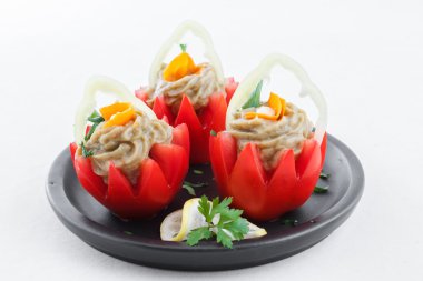 Patlıcan baba ganoush ile domates dolması