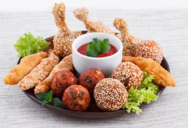 Çeşitli kızarmış tavuk meze domates sos ile