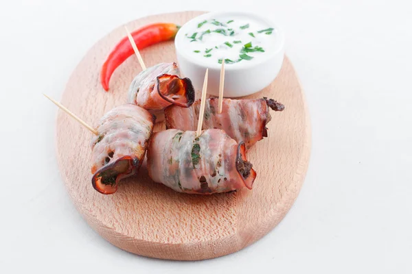 Deliciosos rollos de tocino e hígado de pollo con salsa de ajo — Foto de Stock