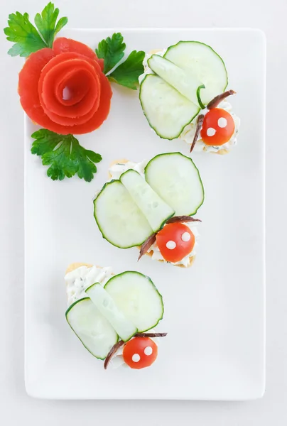 Salty mini tartlets stuffed with cream cheese and  vegetable — Stock Photo, Image