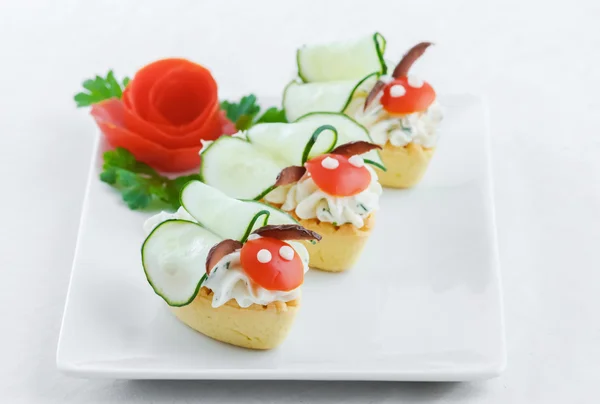 Salty mini tartlets stuffed with cream cheese and  vegetable — Stock Photo, Image