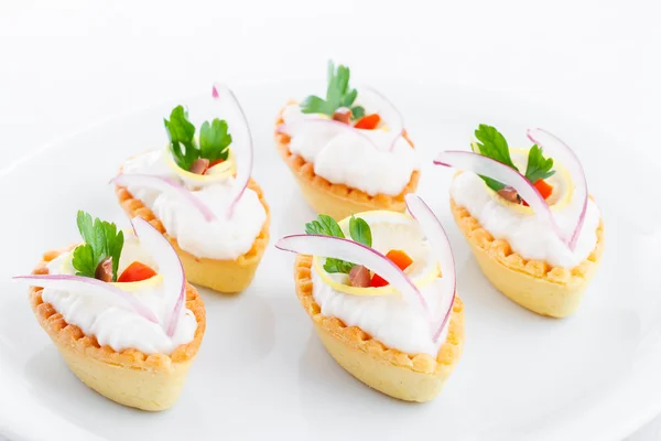 Salty mini tartlets stuffed with cream cheese and  vegetable — Stock Photo, Image