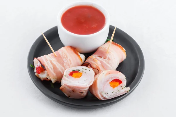 Deliciosos rollos de tocino, carne de pollo y verduras con salsa de tomate —  Fotos de Stock